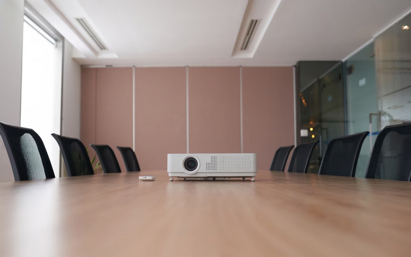 Oval Toplantı Masası ile Şık ve İşlevsel Çözümler